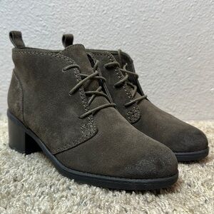 Clarks Collection Women’s Nevella Harper Almond Toe Ankle Fashion Boots, sz 6